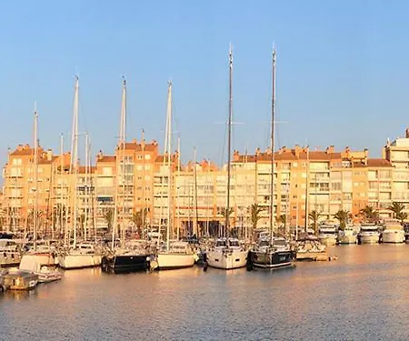 Cocooning Sur Le Port Proche De La Mer